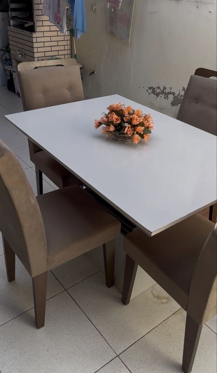 MESA COM 4 CADEIRAS