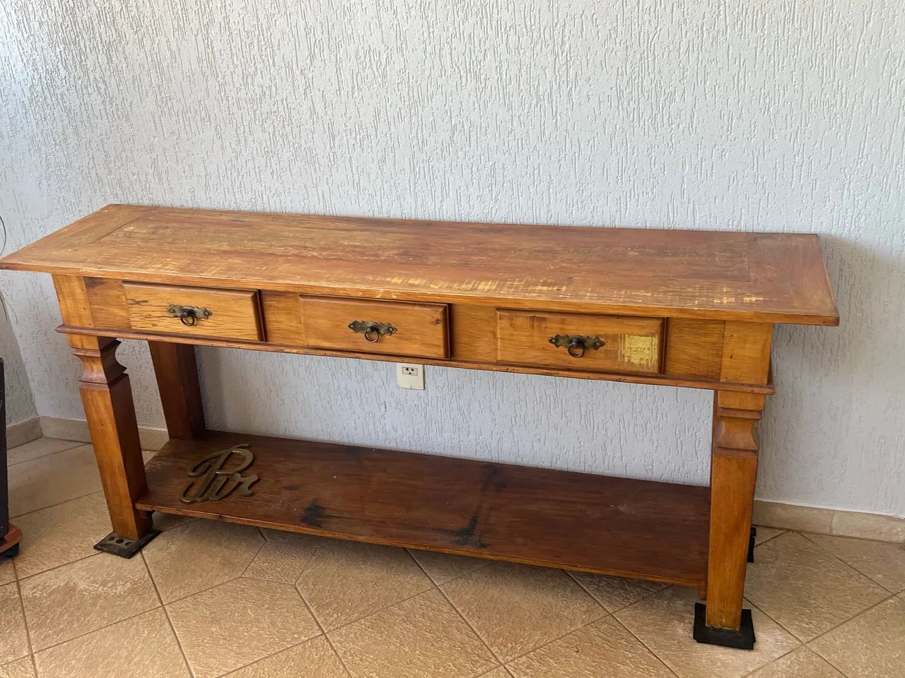 Vendo aparador de madeira maciça de demolição - Foto 2