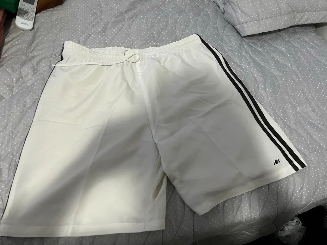Bermuda Esportiva Branca Tactel com Listras Pretas M/G