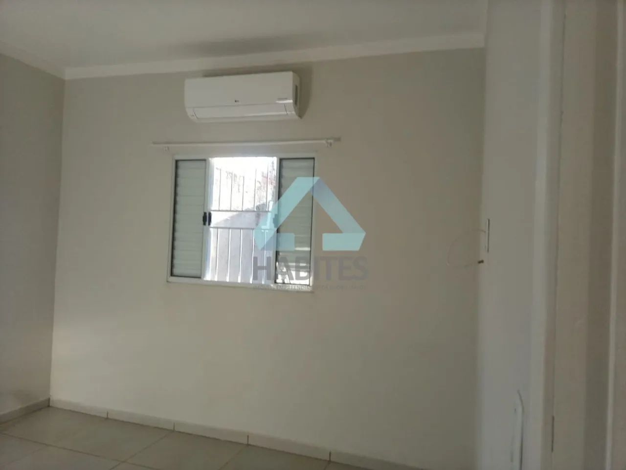 CASA COM 1 DORMITÓRIO, ÁREA COM CHURRASQUEIRA, 2 VAGAS DESCOBERTAS. - Foto 2