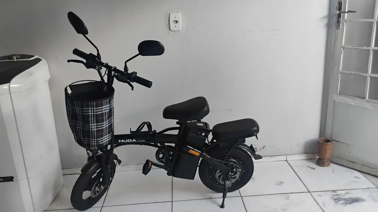 Bicicleta elétrica nuda 