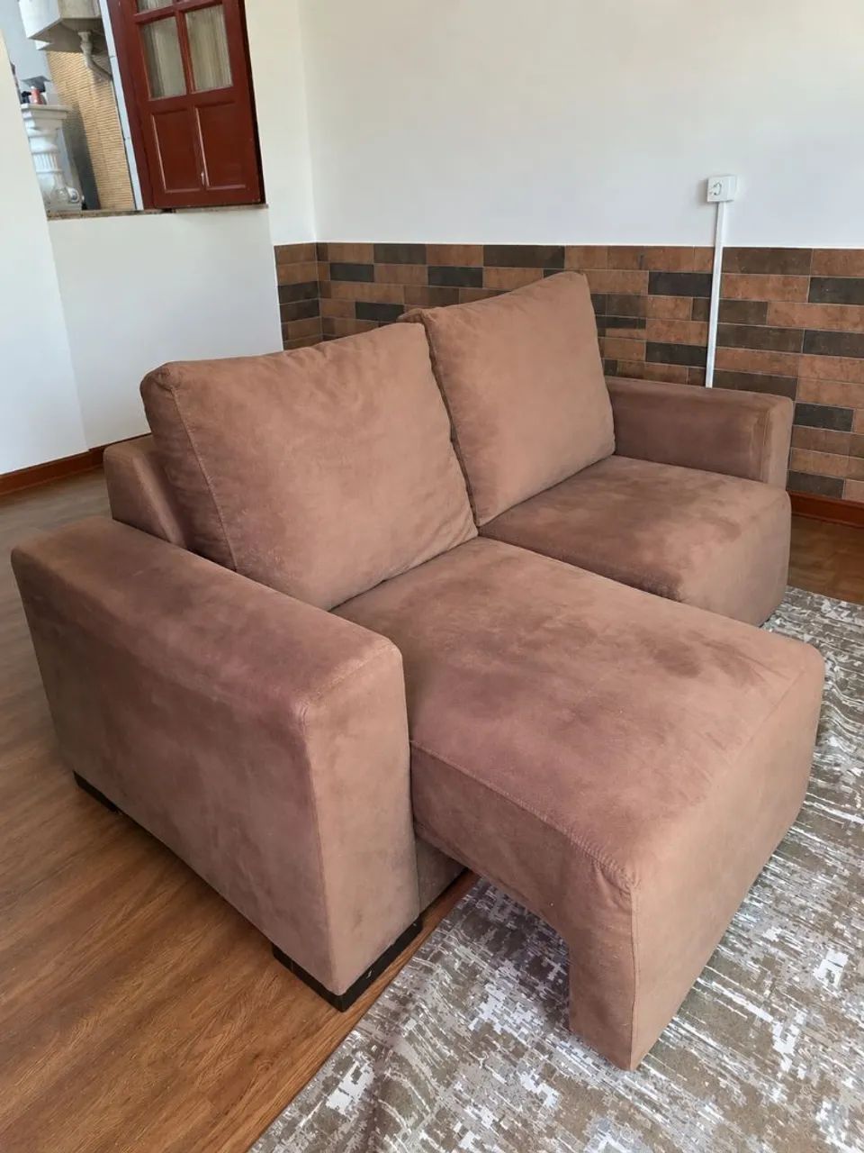Sofá Retrátil Marrom com Chaise - R$ 300