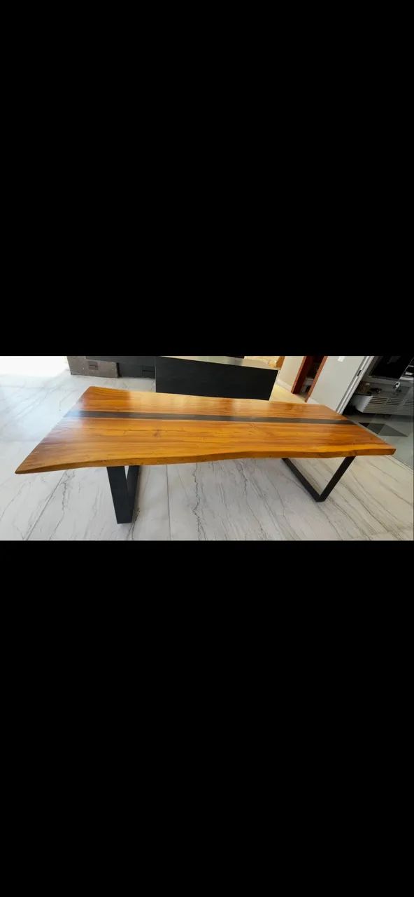 Belíssima mesa em madeira maciça