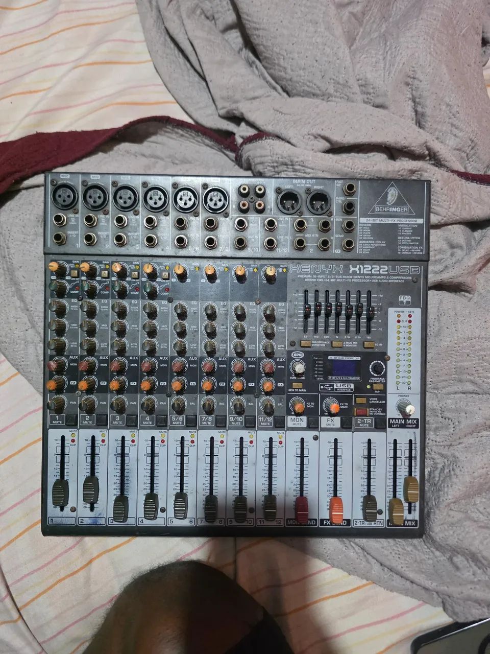Mesa de som Behringer 12 canais