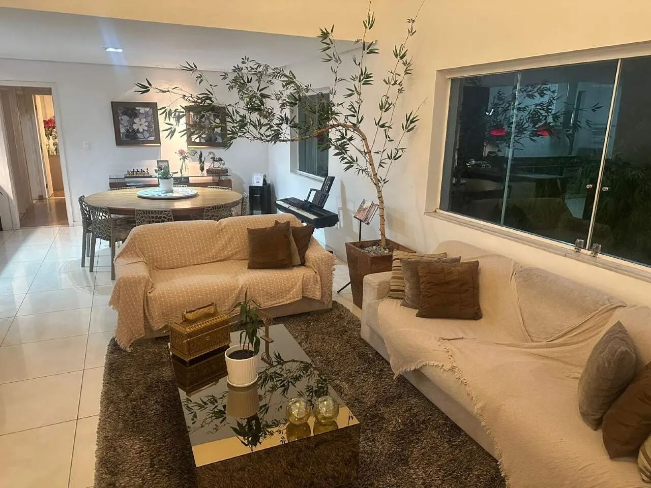 Casa com 03 quartos, suíte e 03 vagas cobertas Bairro Tirol!