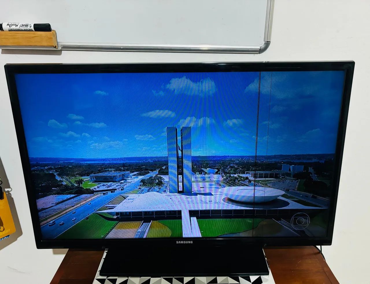 Televisão Samsung 32 polegadas com duas listras na tela e a tela está apagando