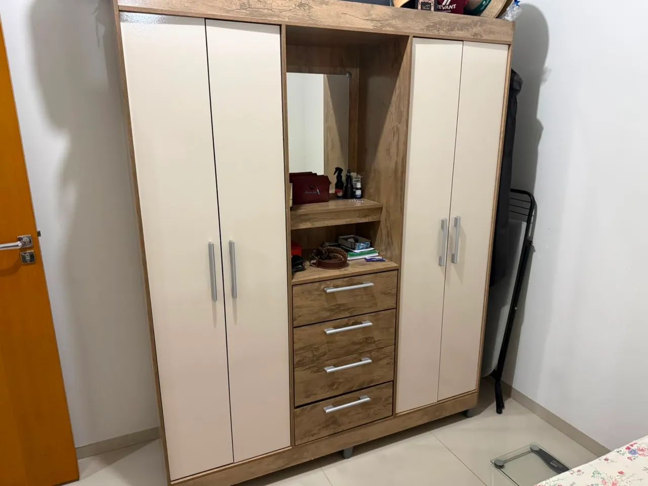 Guarda roupa 4 portas com espelho 