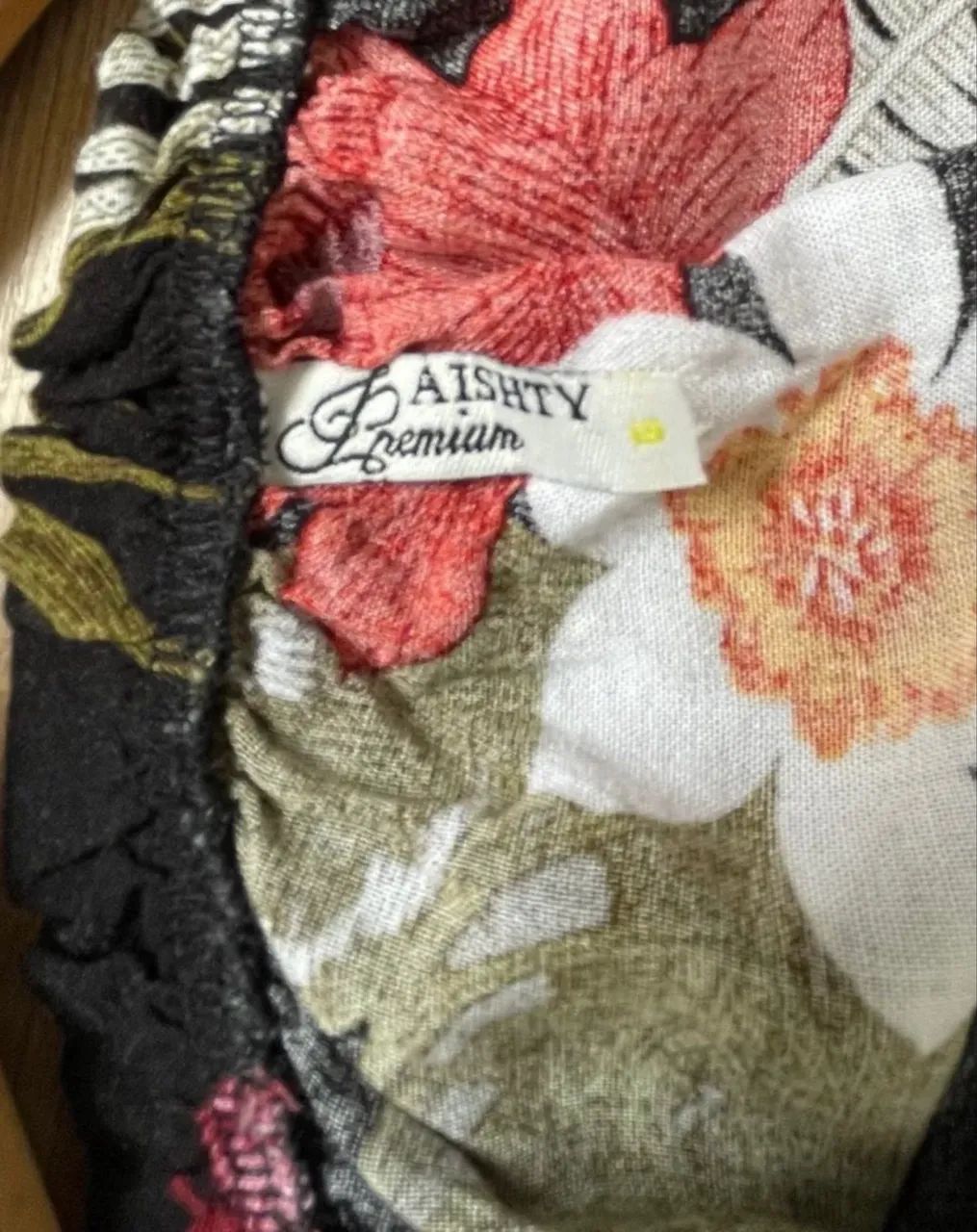 Cropped tam P / M preto estampa floral Aishty - Foto 3