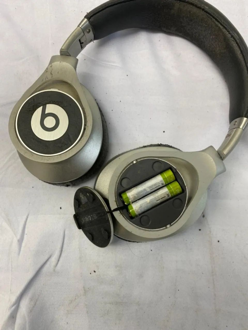 Fone Beats MH6W2BR/A Executive Prata Usado com Defeito - Foto 2