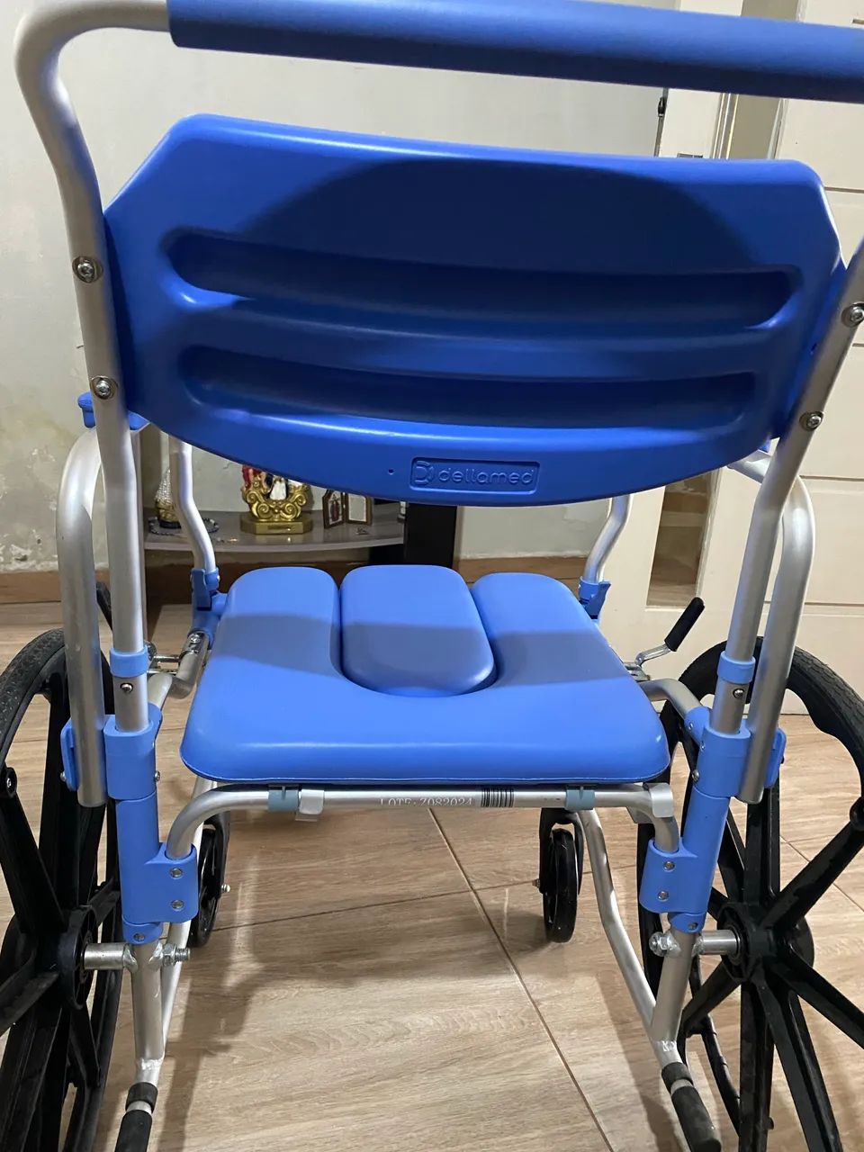 Cadeira de Banho 150kg Com Aro Propulsão Alumínio Dellamed - Foto 4