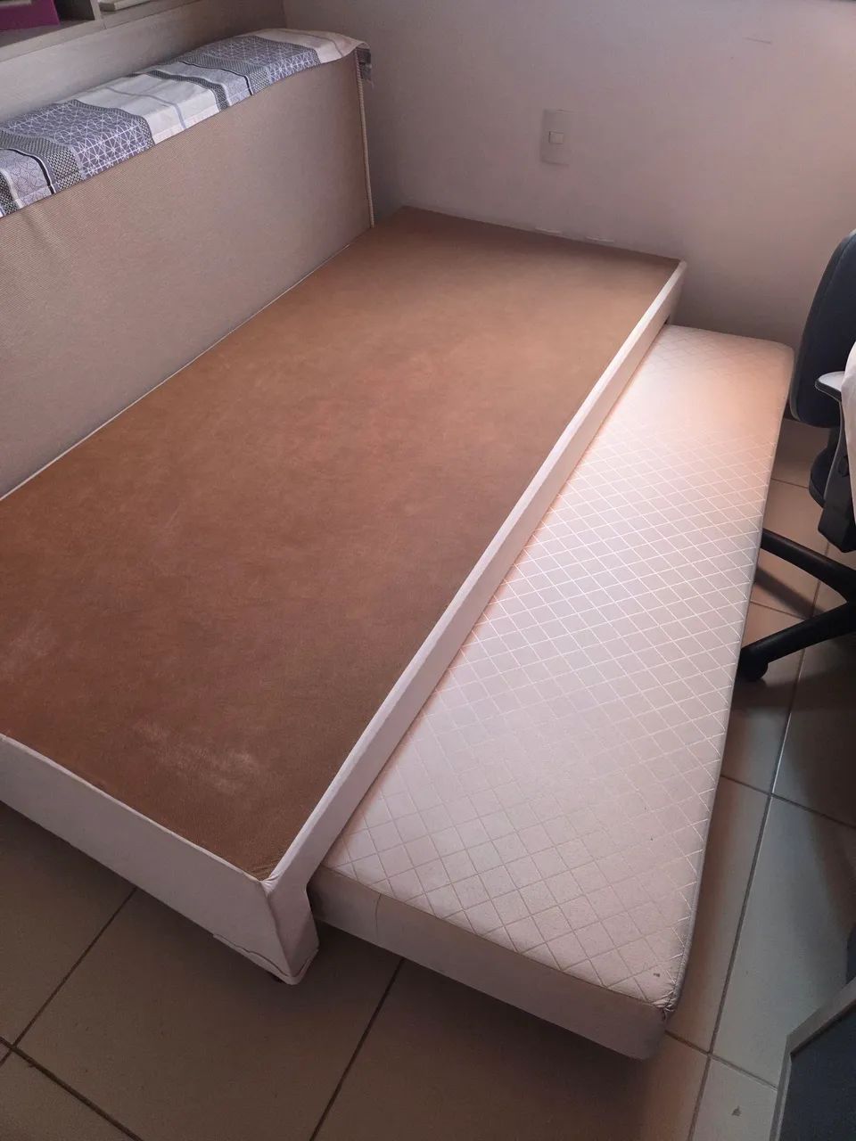 Box solteiro com cama auxiliar