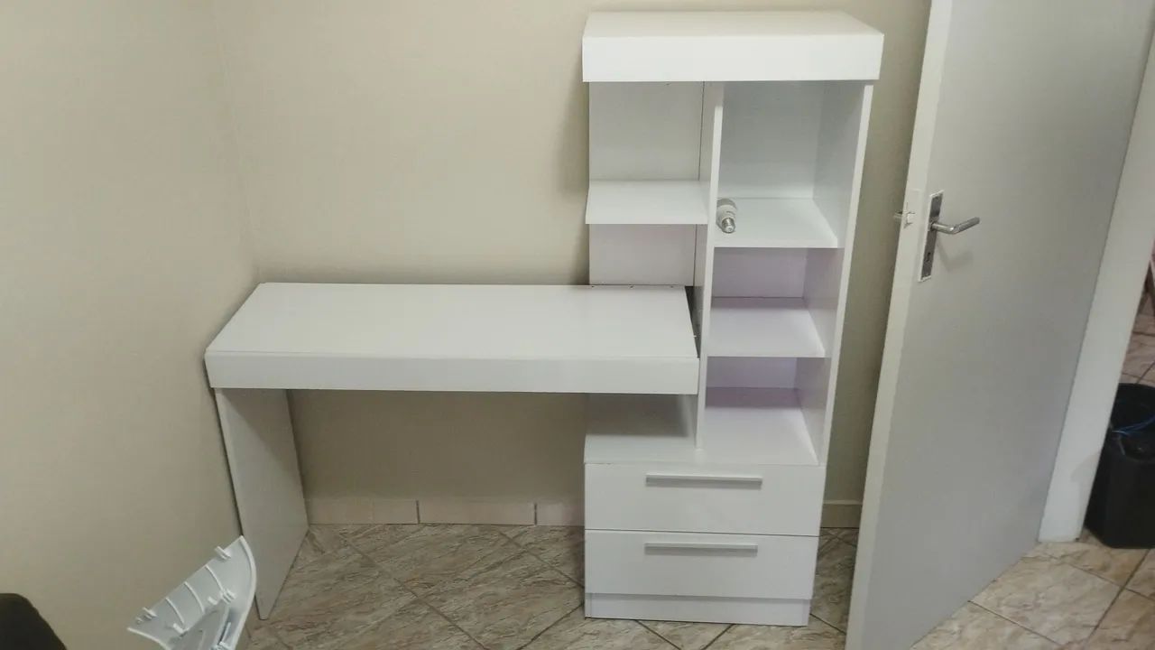Mesa de computador branca