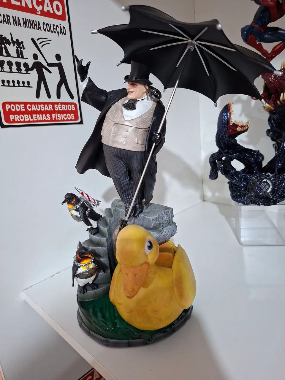 Pinguim Iron studios 1/10 com caixa  - Foto 4
