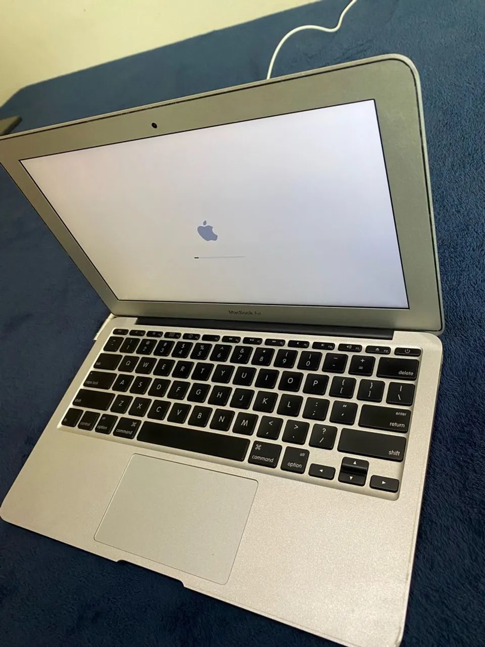 MacBook Air (2011) Core 2 Duo - 2GB RAM (Super Leve e Compacto)