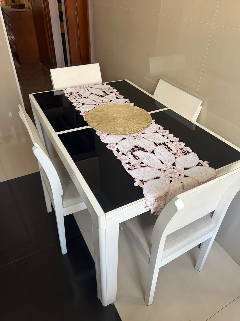 Mesa com 4 cadeiras 