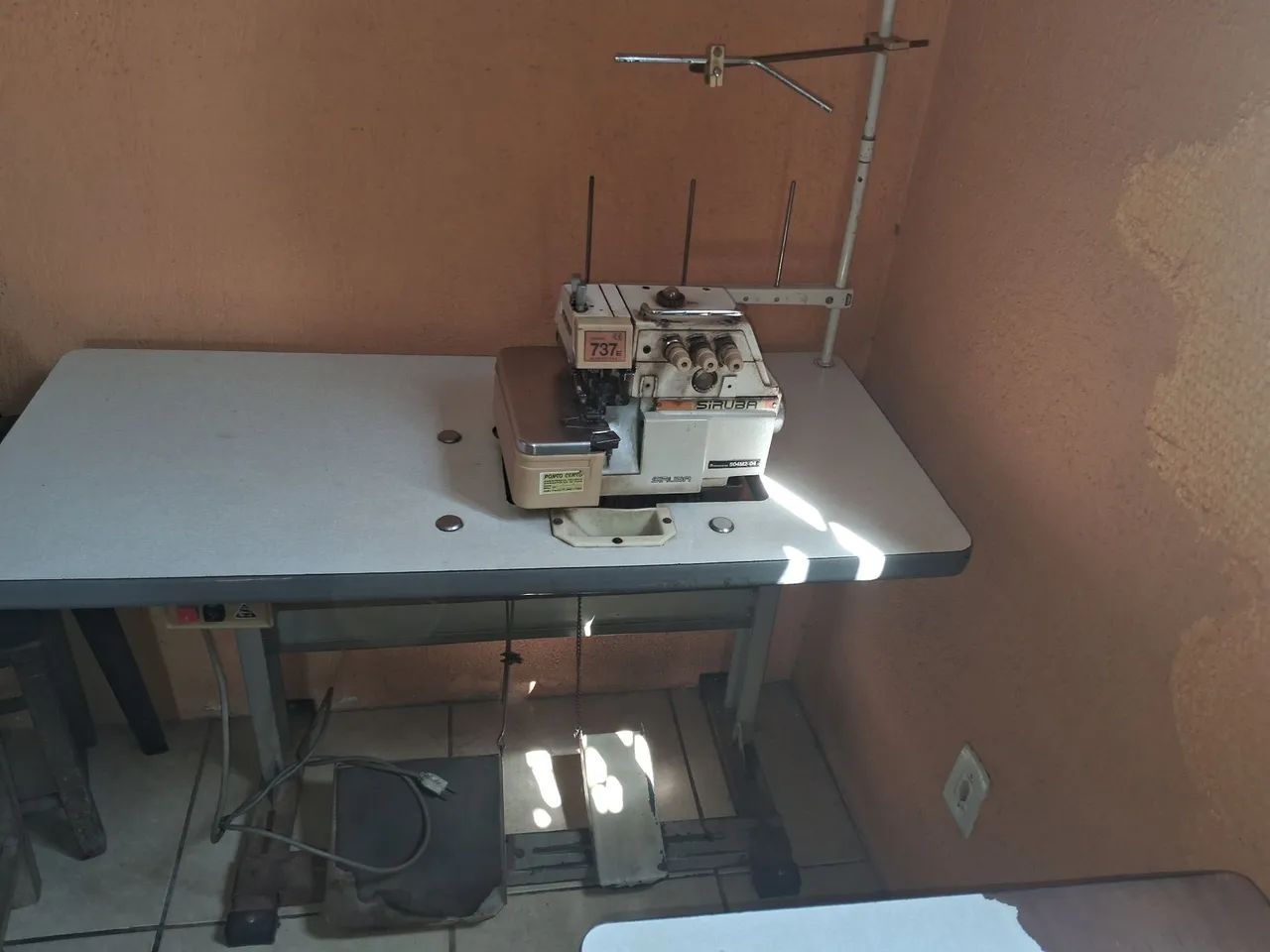 Máquina de costura reta e Overloq usada em bom estado  - Foto 2