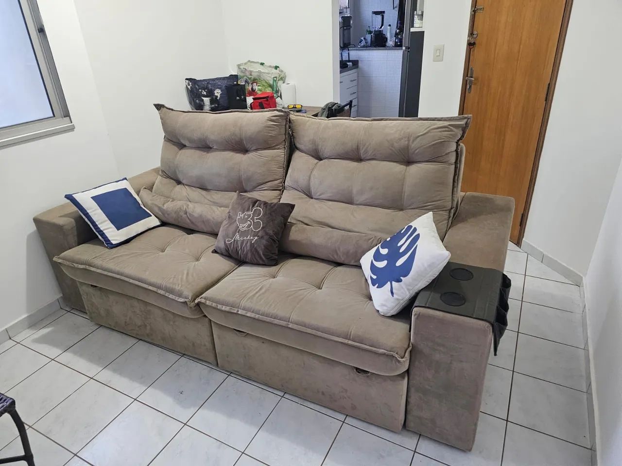 Sofa retrátil semi novo em tecido suede