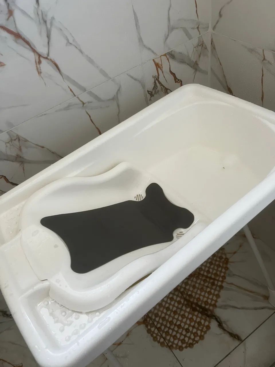 Banheiro de bebê com suporte 