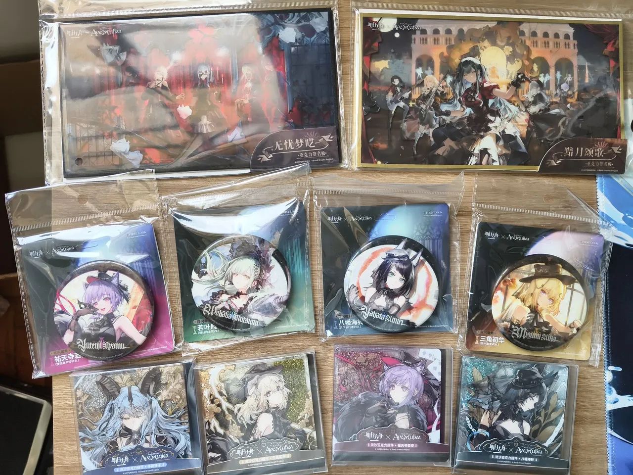 Produtos da colaboração entre Avemujca e Arknights.
