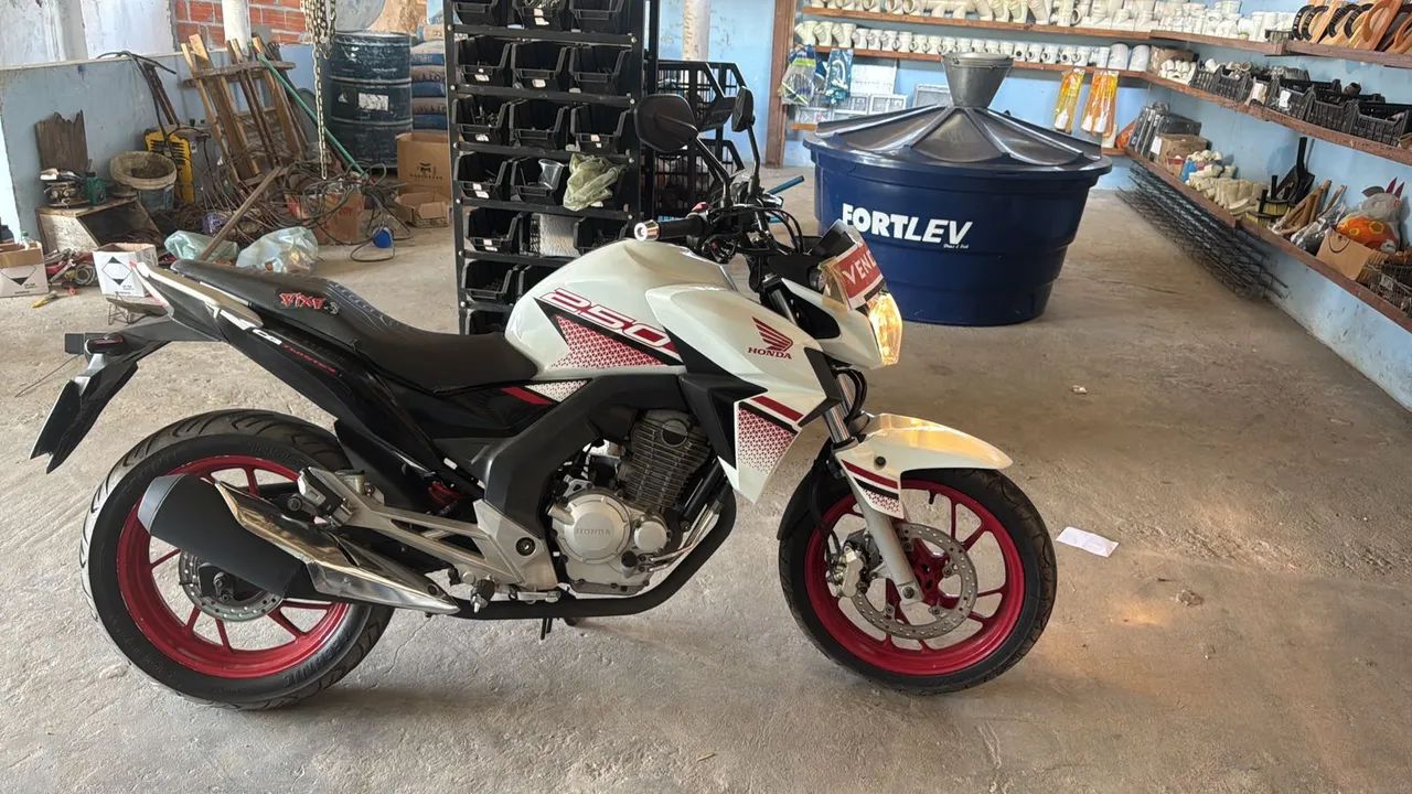 Vendo Honda CB Twitter 250 cilindrada