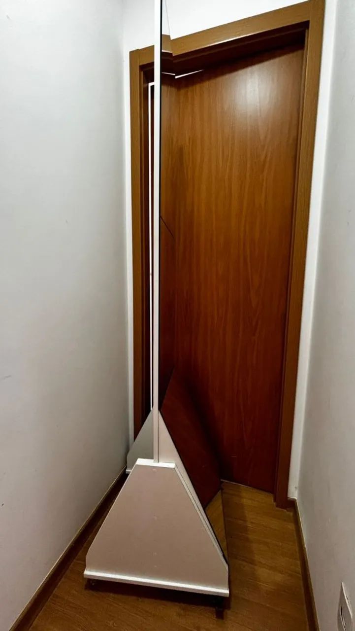 Espelho com suporte em MDF e rodinhas de silicone com travas - Foto 2