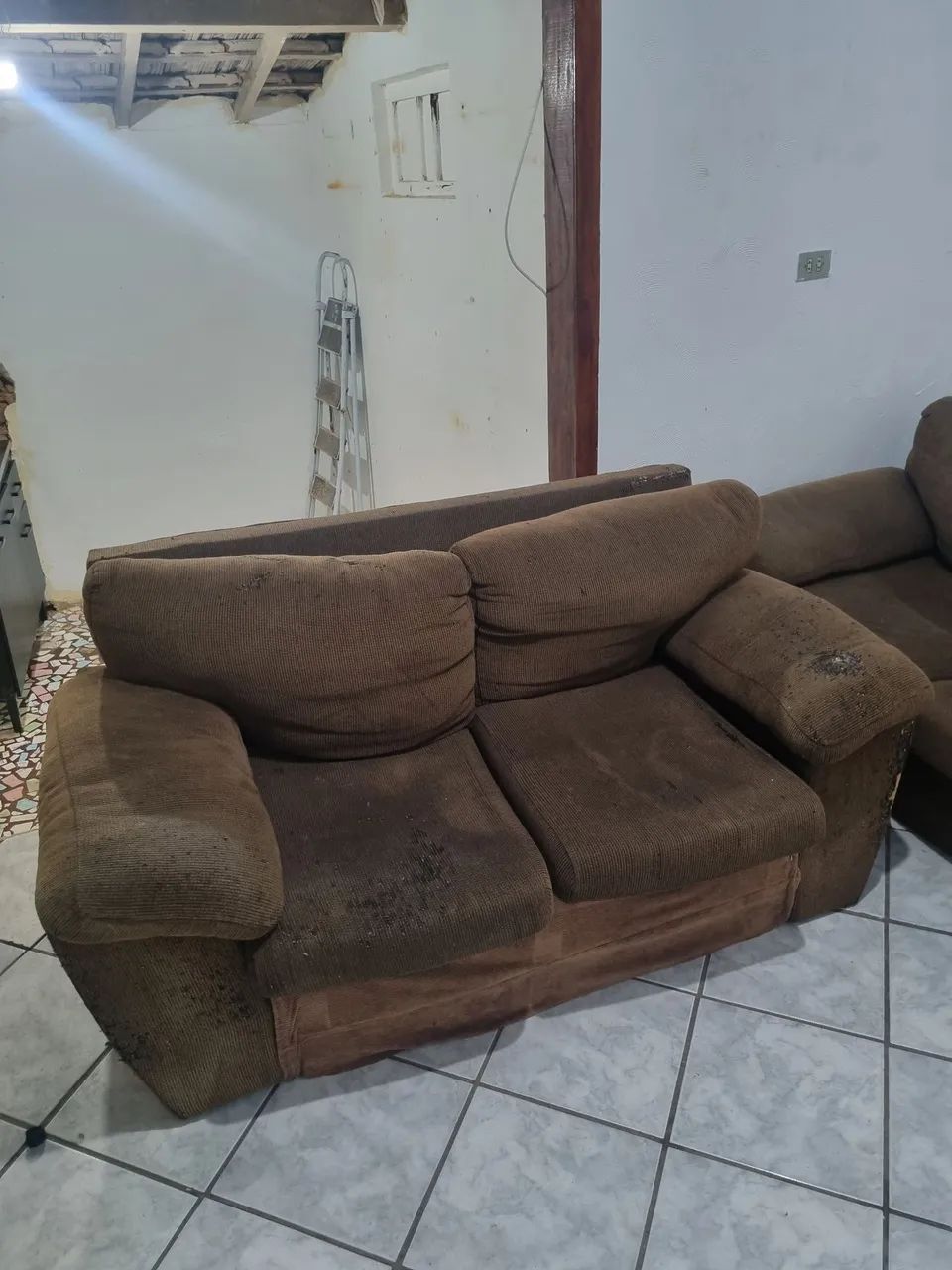 Vendo sofá de 02 e 03 lugares!! - Foto 3