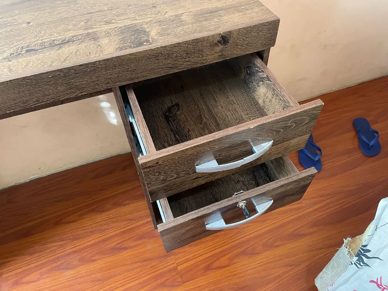 Escrivaninha Robusta e Funcional com chave 64962182737154124