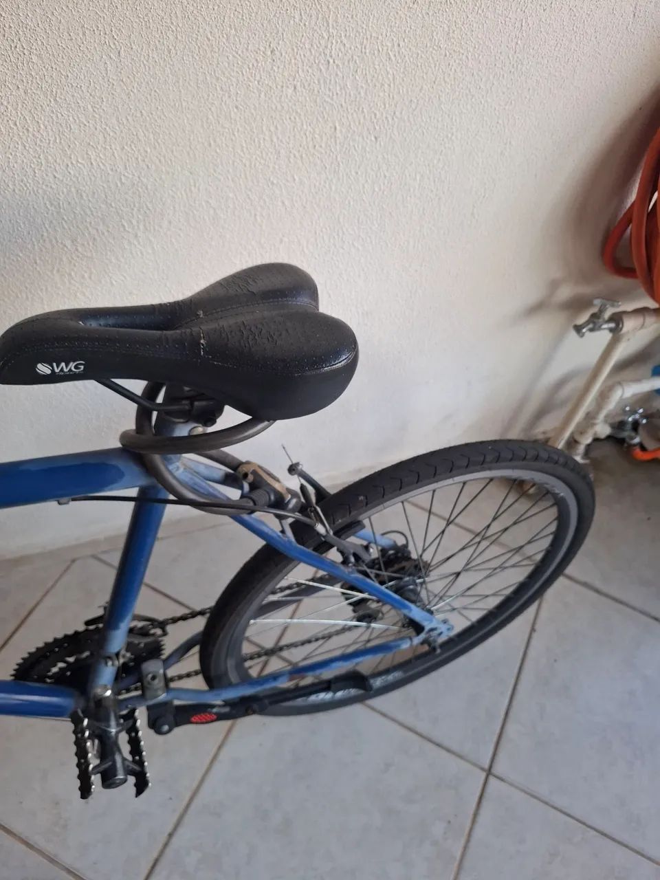 Bicicleta aro 26 com marchas e amortecedor e pneus novos - Foto 4