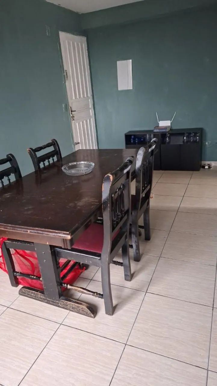 Mesa de madeira maciça 