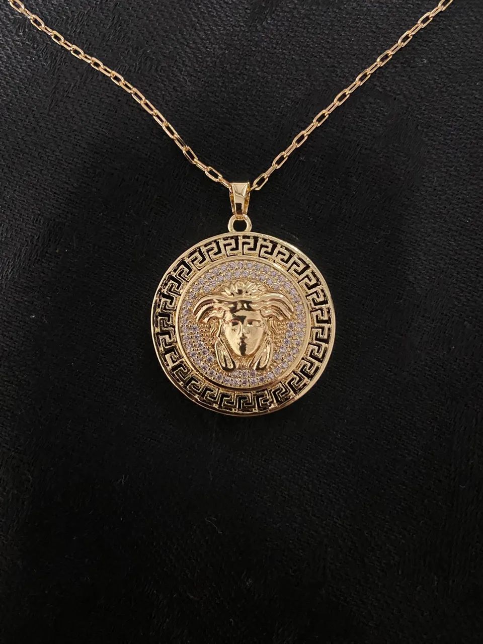 Colar dourado com pedras brancas medusa Versace  - Foto 5