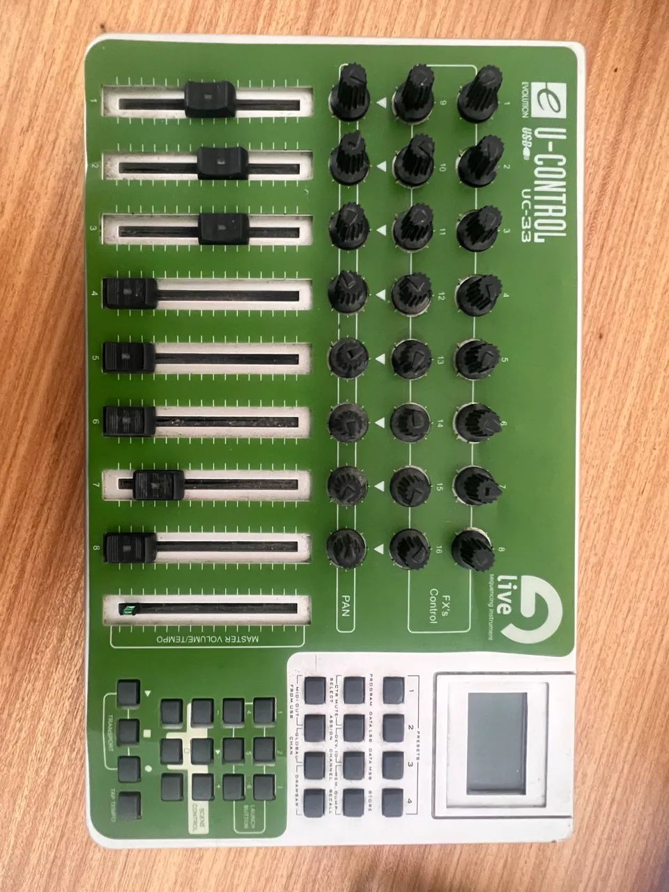 Controlador MIDI Evolution U-Control UC-33 - 9 Faders, 24 Knobs, USB/MIDI