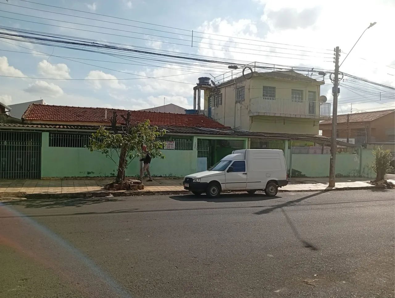 Esquina com 3 casas antigas