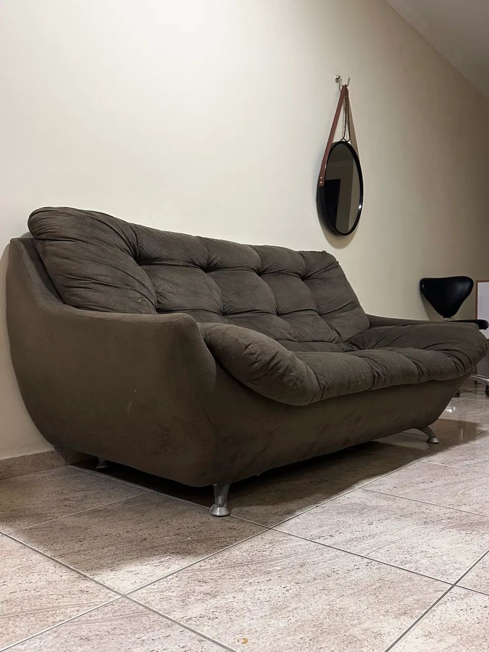 Sofá marrom 3 lugares 64962181697539122