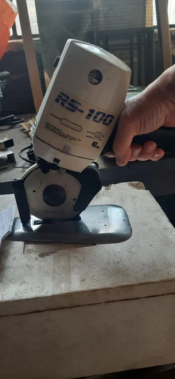 Vendo tesoura elétrica, para tecidos, RS 100. Ótimo estado