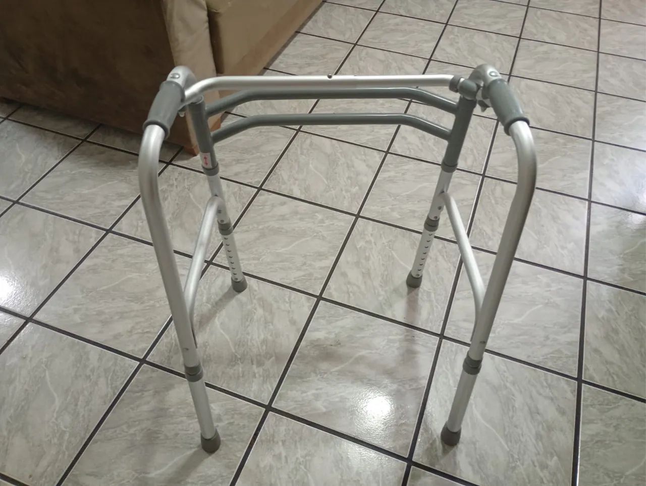 Cadeira de rodas e andador  - Foto 2