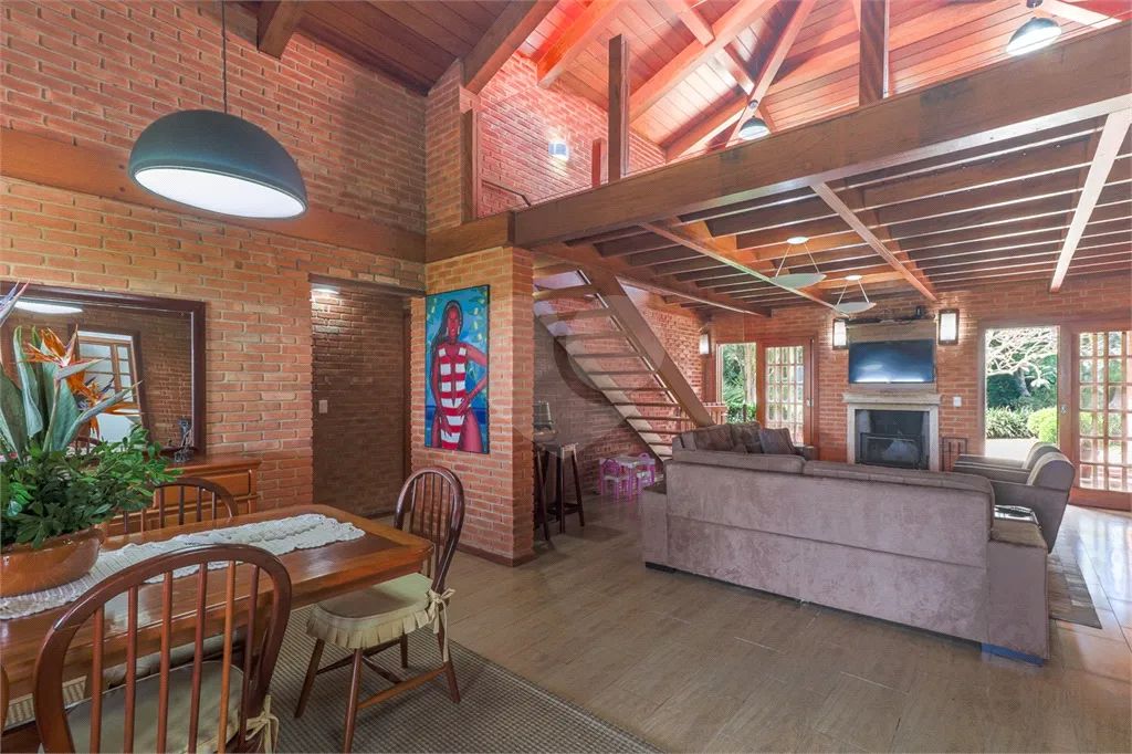 Haras/Sítio/Chácara  32000 m², 4 dormitórios, 4 suites, 6 banheiros, 19 baias