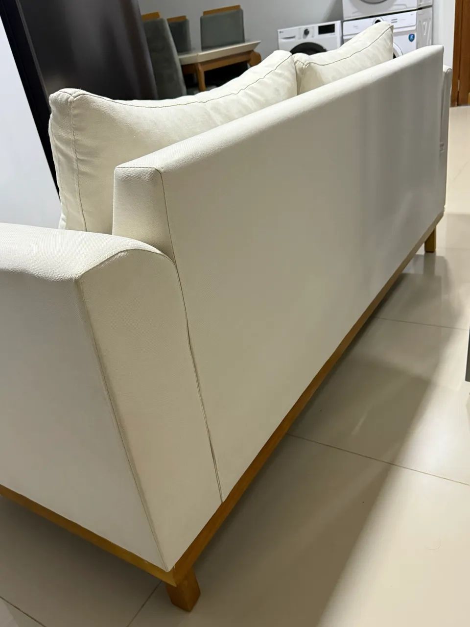 Sofá Living 3 Lugares Suede Resistente Madeira + Almofadas - Foto 5