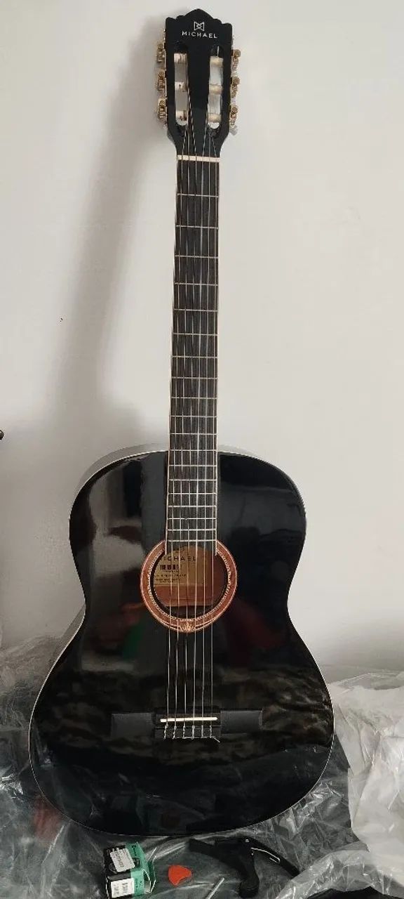 Violão com capa e acessórios.