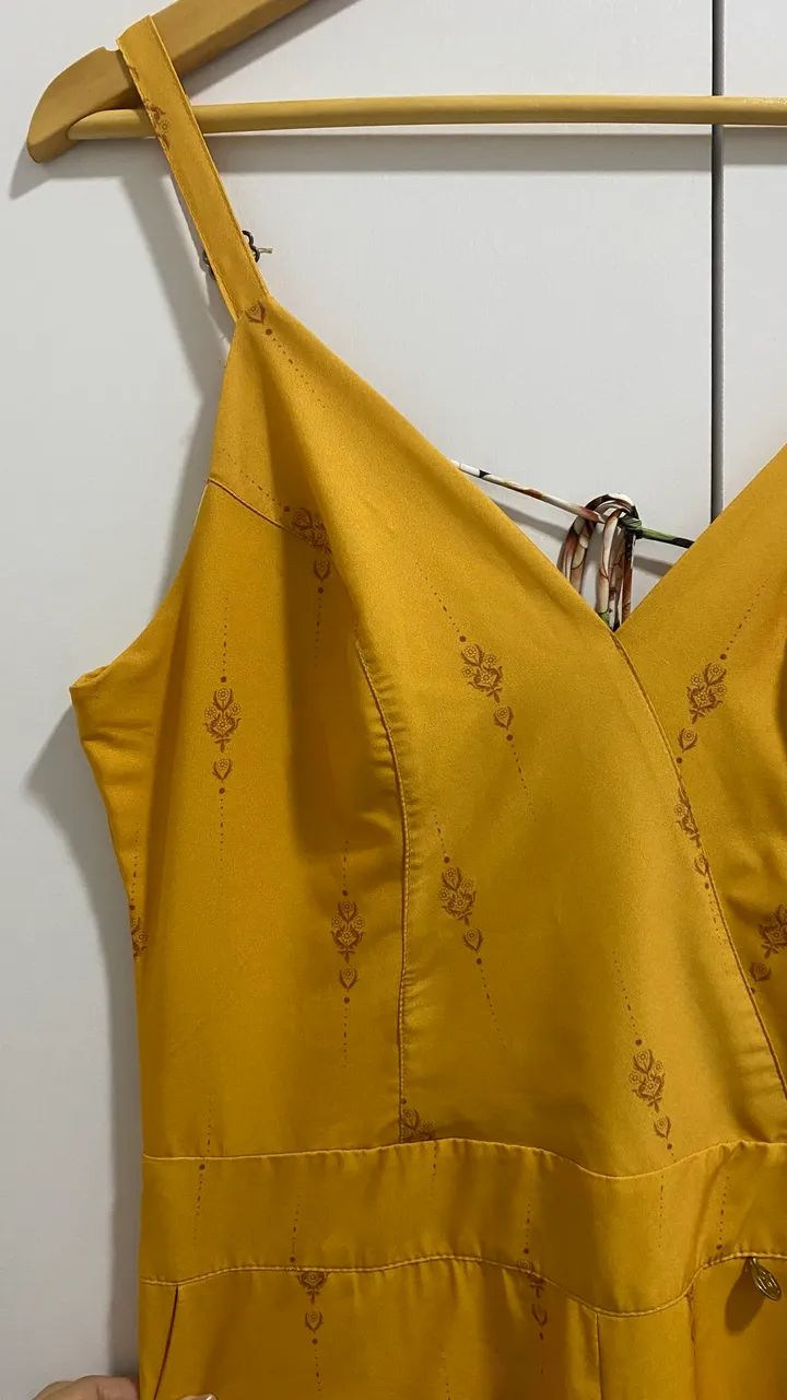Macacão longo amarelo mostarda florido de alça  - Foto 3