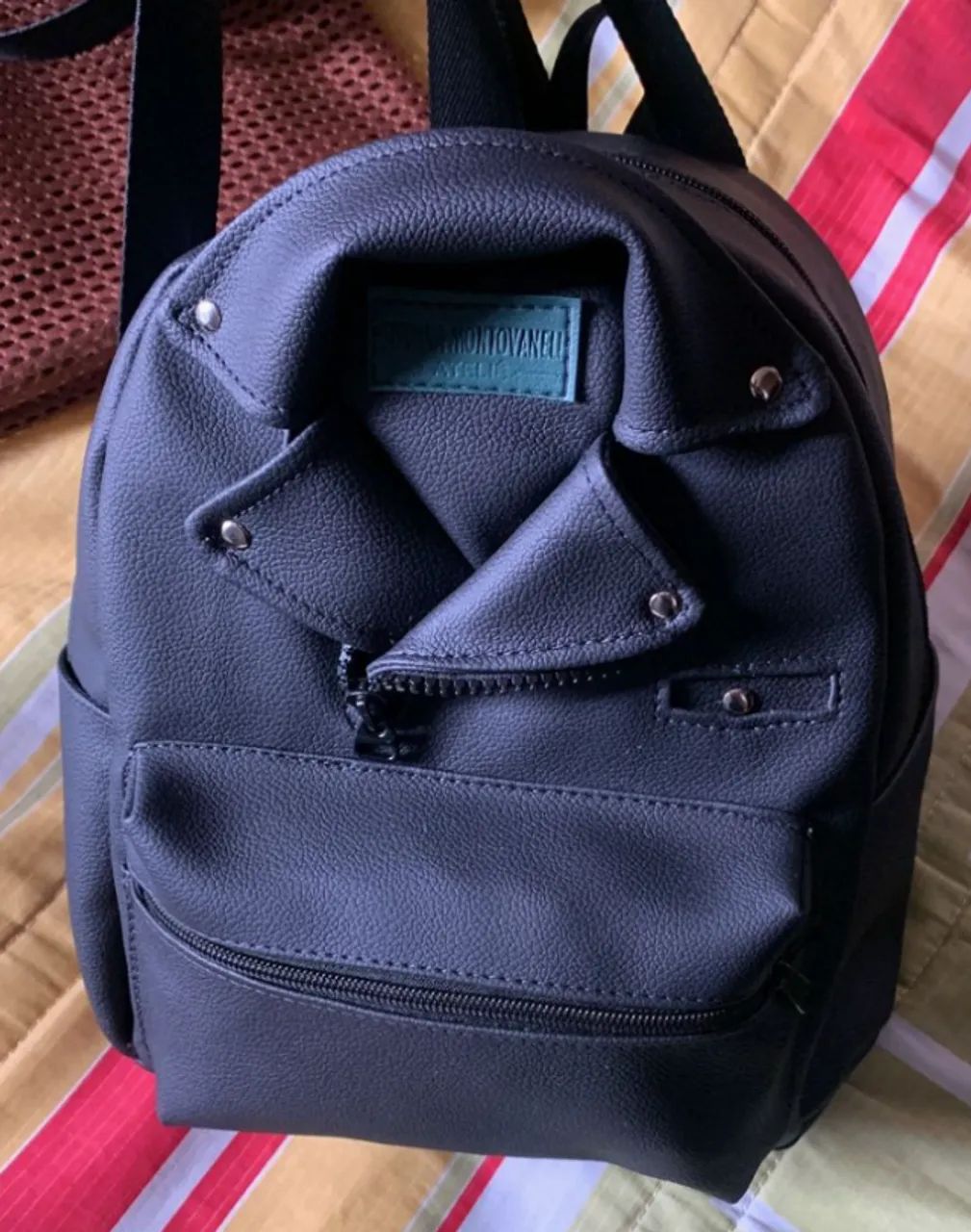 Mochila jaqueta em couro sintético  - Foto 2