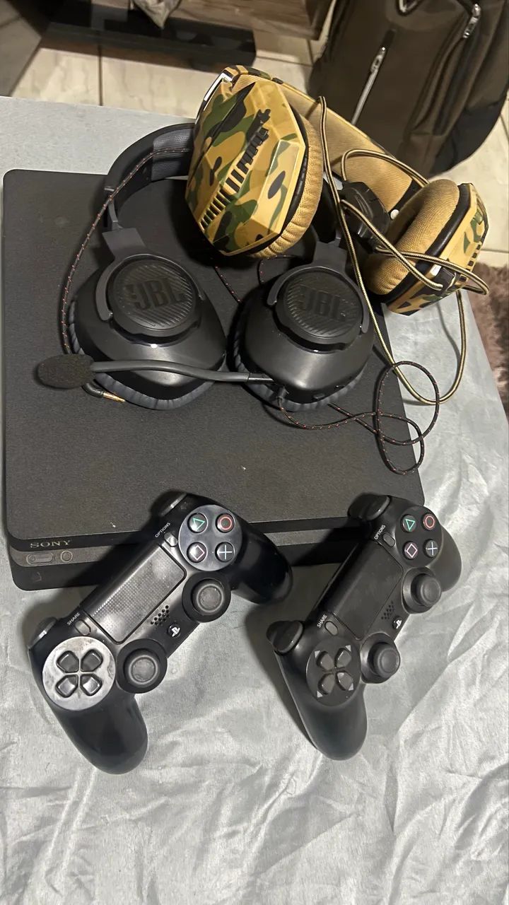 Ps4 Slin 1TB com 2 headset 