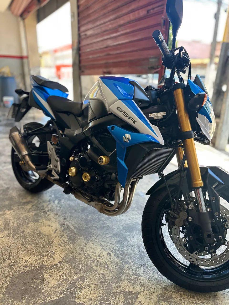 SUZUKi GSR 750  - Foto 4