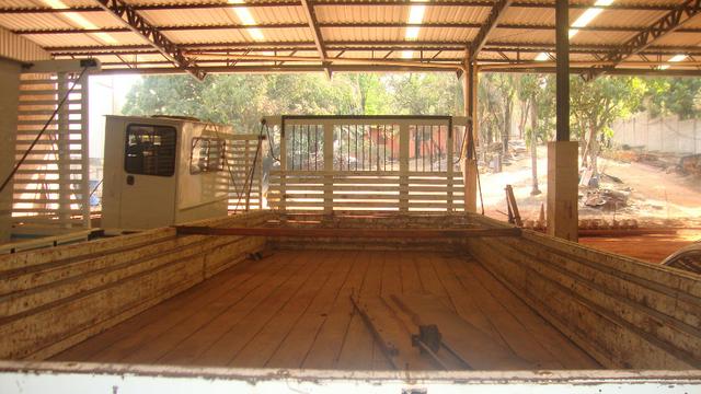 Carroceria de 6,20 x 2,35 semi nova ano 2014 com n.fiscal p/3/4 - Foto 6
