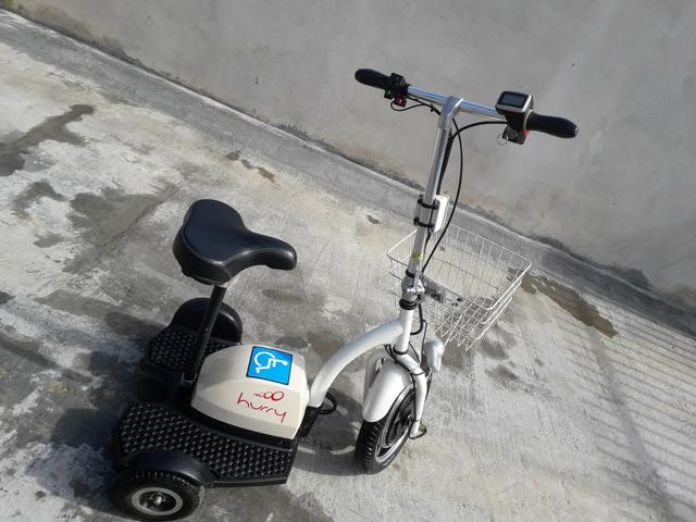 Triciclo elétrico com carregador - Foto 3