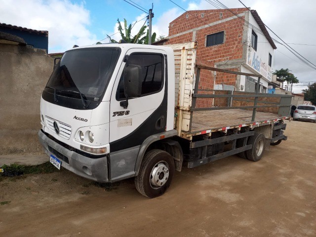CAMINHÃO ACCELO 715