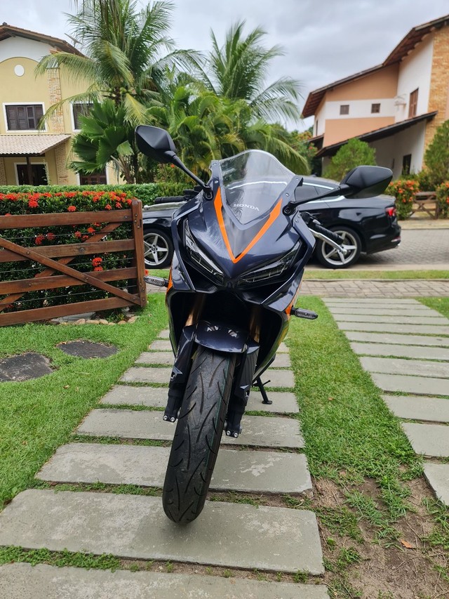 Honda Cbr 650r com 190km rodados 