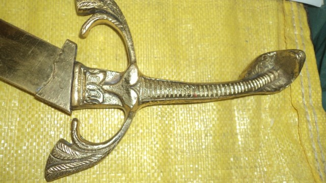 espada com bainha antiga bronze cabeça serpente - Foto 4