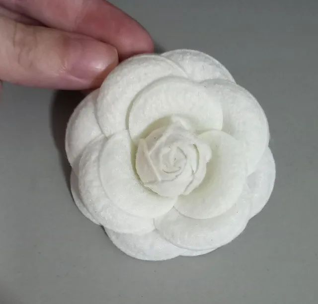 Broche Flor Clássica Branco Off (novo)