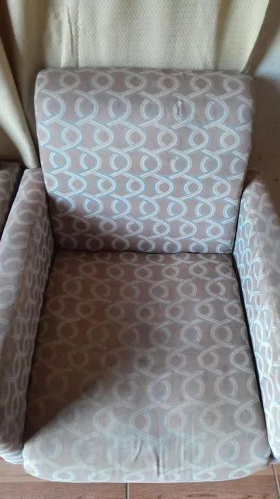 02 poltronas tecido luxo, com pé em madeira - Foto 3