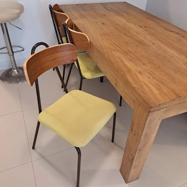 Mesa de jantar com banco e tres cadeiras